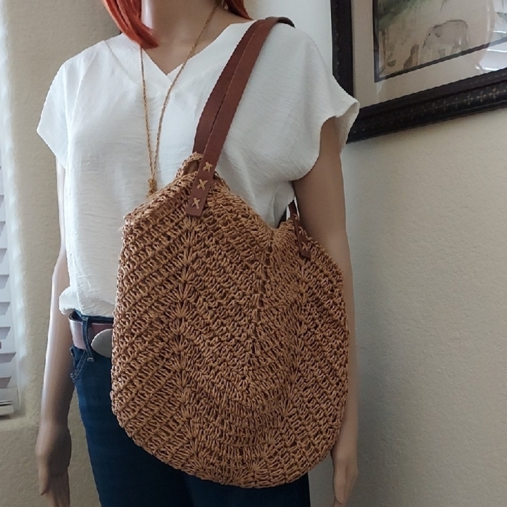 Stylish Tan Woven Handbag - Picture 2 of 9